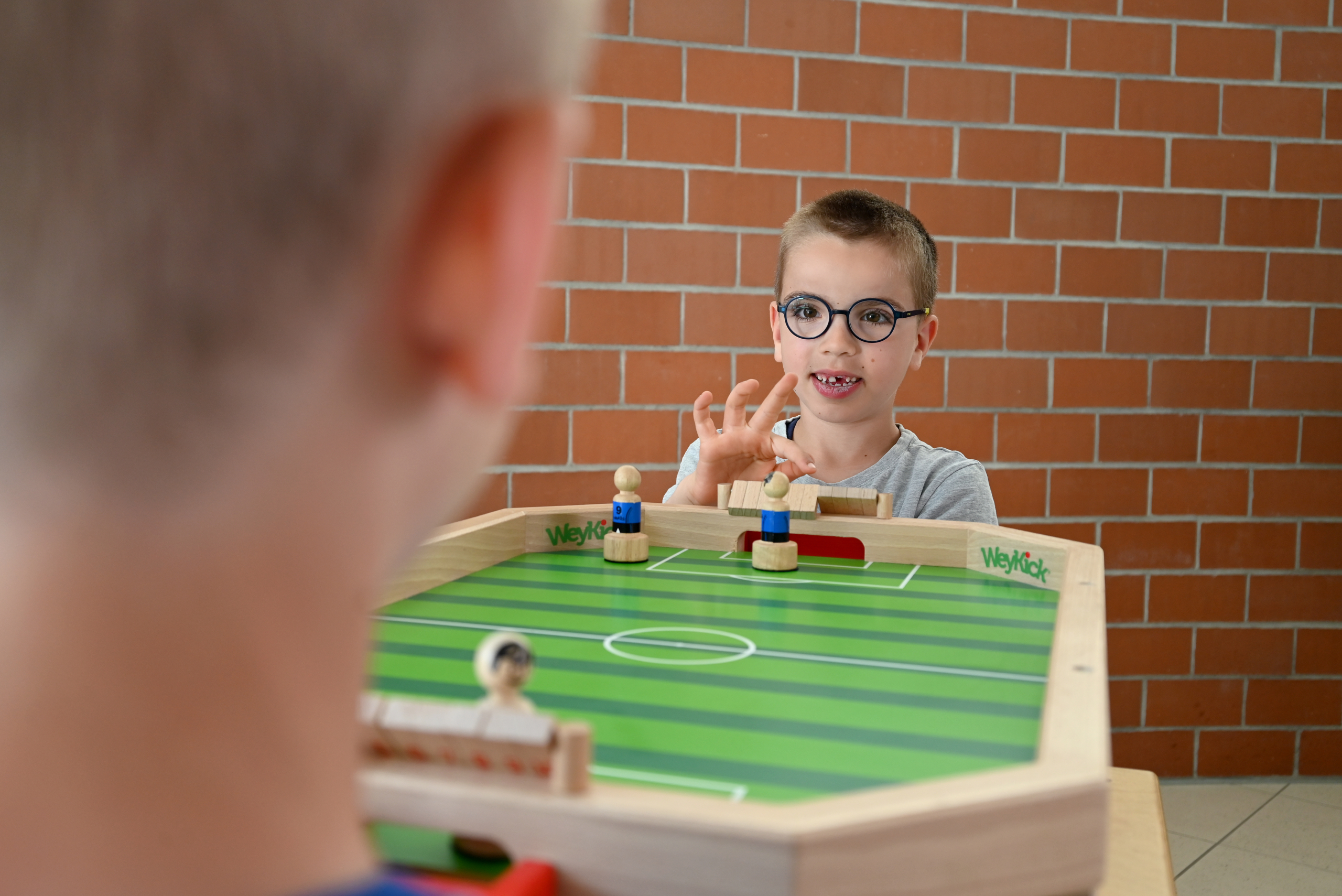 weykick-stadion-7500g-magnetfussball-mit-4-spielern-ab-3-jahre image 2