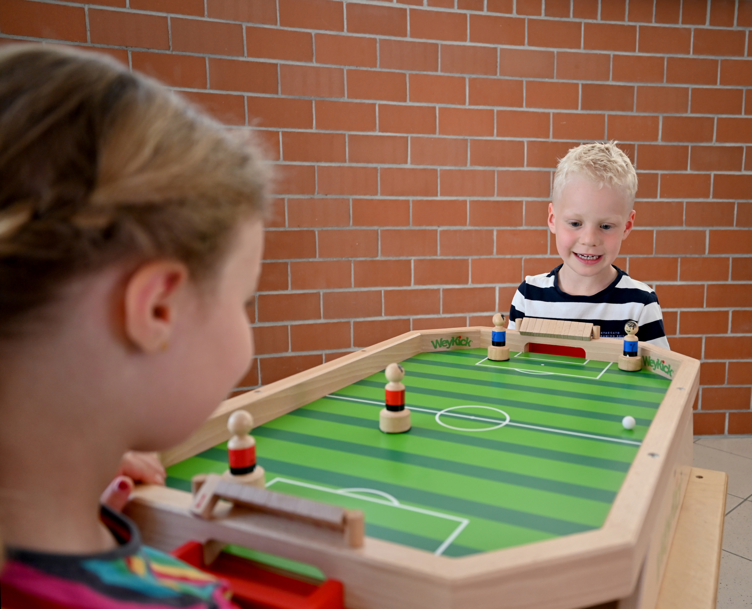 weykick-stadion-7500g-magnetfussball-mit-4-spielern-ab-3-jahre image 4