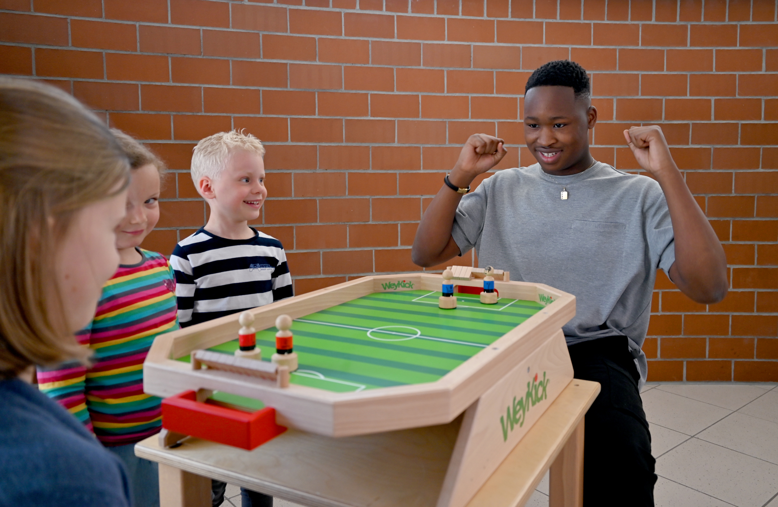 weykick-stadion-7500g-magnetfussball-mit-4-spielern-ab-3-jahre image 3